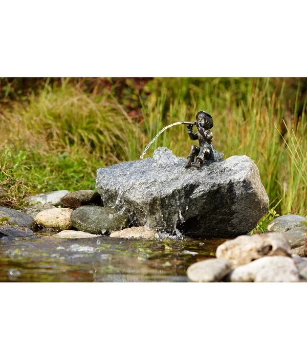 Rottenecker Bronze-Flötenspieler Toni, Wasserspeiend 2 Rottenecker Bronze-Flötenspieler Toni, Wasserspeiend – Bild 2