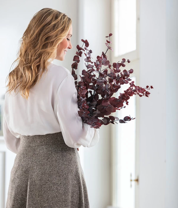 Trockenblumenbund Eukalyptus, Dunkelrot 2 Trockenblumenbund Eukalyptus, Dunkelrot – Bild 2