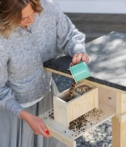 Dehner Natura Futterhaus Karwendel, Natur, Inkl. Ständer, Ca. B84,3/H127,2/T84,3 Cm -Gardena Store 6622872 6622898 6622906 6622922 WE MO 004 NVHRofanKarwendel