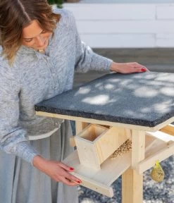 Dehner Natura Futterhaus Karwendel, Natur, Inkl. Ständer, Ca. B84,3/H127,2/T84,3 Cm -Gardena Store 6622872 6622898 6622906 6622922 WE MO 008 NVHRofanKarwendel